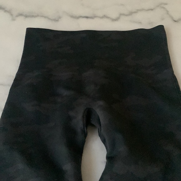 $98 Spanx Faux Leather Camo Leggings XS Black on gray - Picture 7 of 12